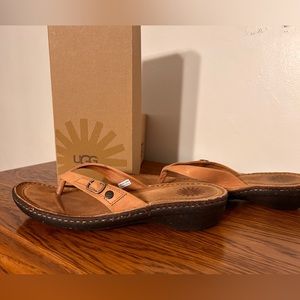Very gently worn Ugg Women’s Thong Sandals. In original box. Size 9.